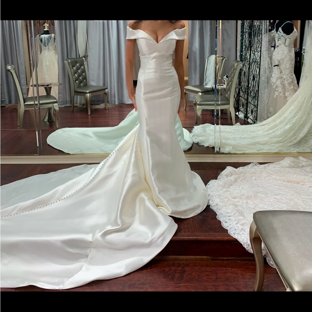 Elegant Off-Shoulder Wedding Gown